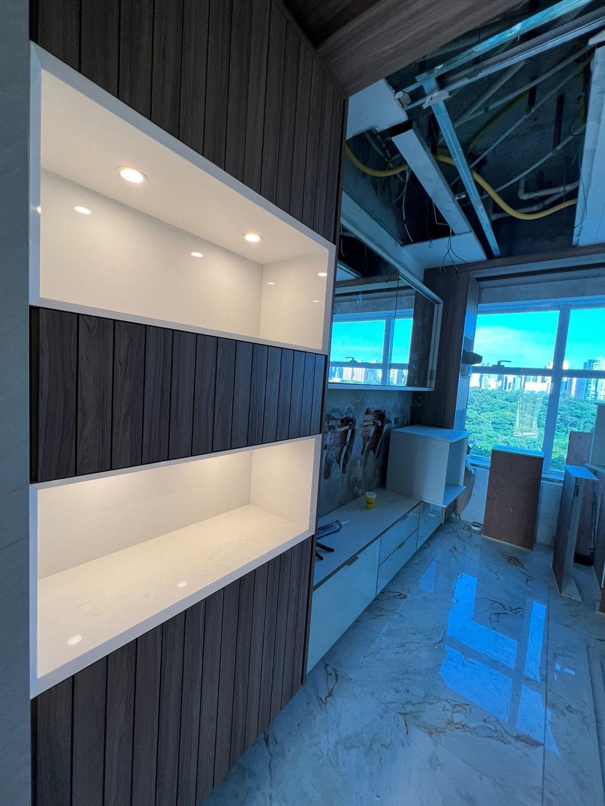 Detalhe para o painel ripado na cor larnaca e para os nichos iluminados!