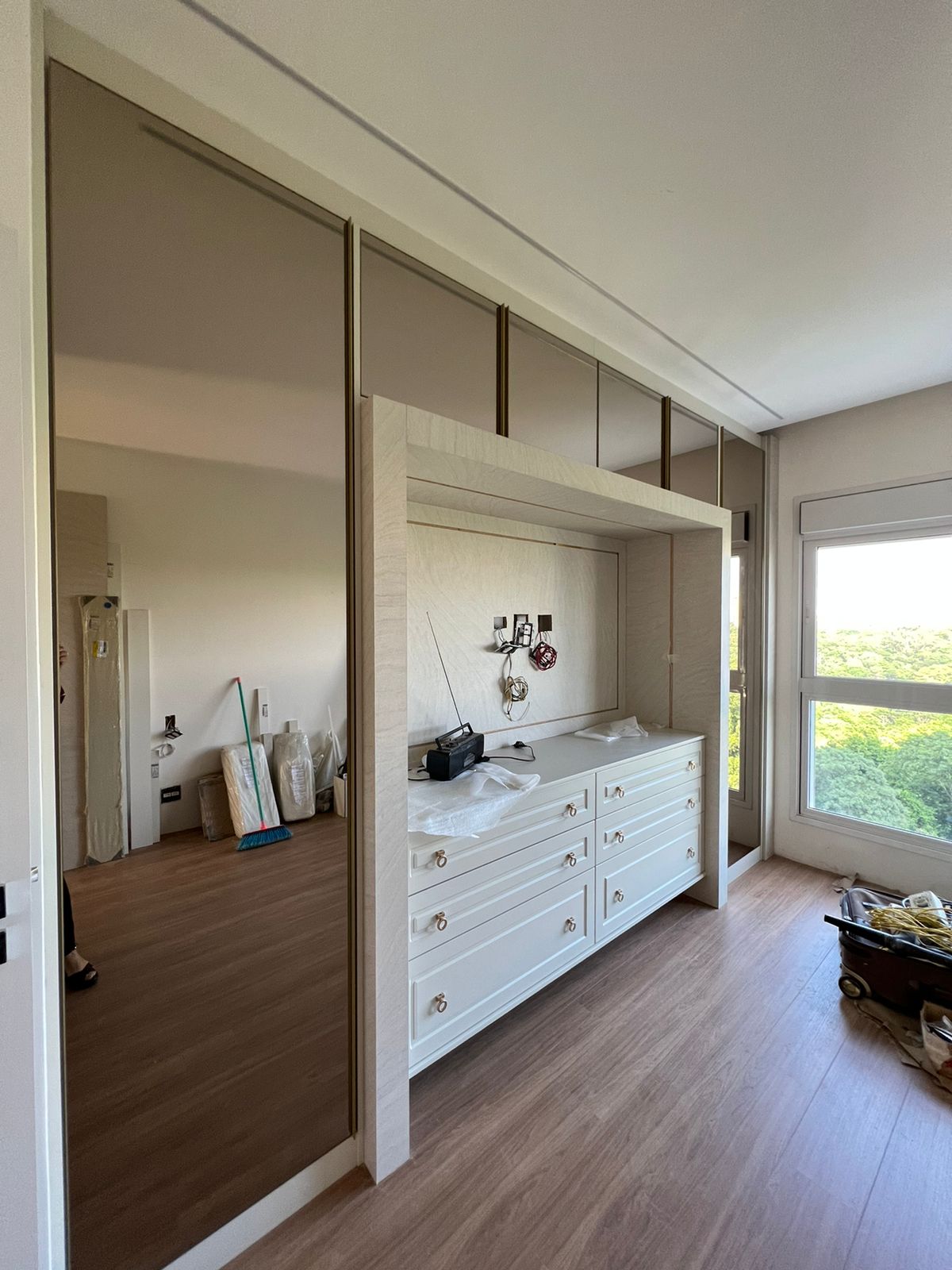 Frentes provençais em lacca fosca e espelhos bronze